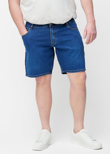 Mørkeblå denim shorts til mænd i farven Oceans med regular pasform set forfra på plus-size model.