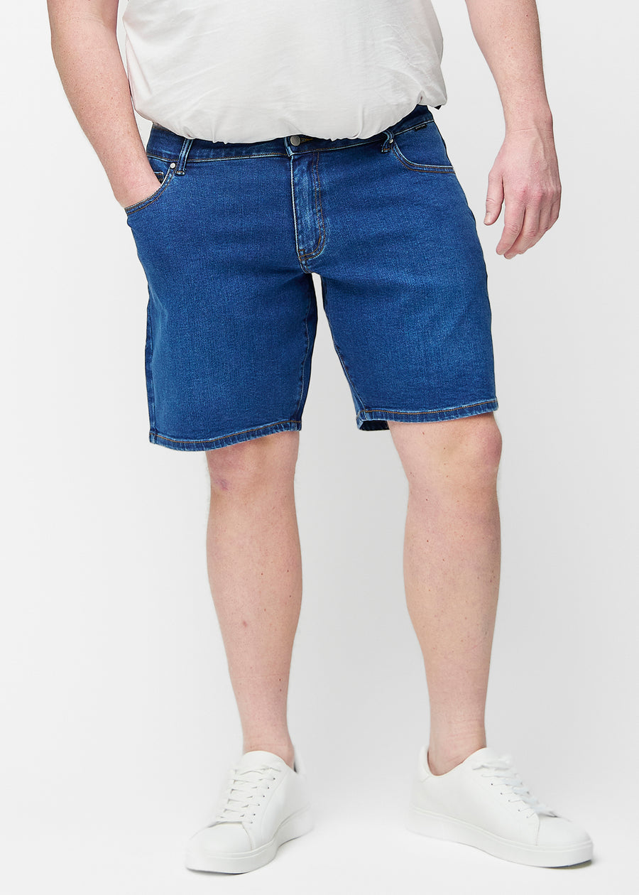 Mørkeblå denim shorts til mænd i farven Oceans med regular pasform set forfra på plus-size model.