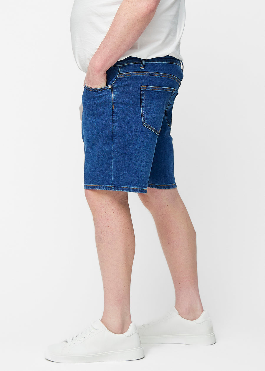 Mørkeblå denim shorts til mænd i farven Oceans med regular pasform set fra siden på plus-size model.