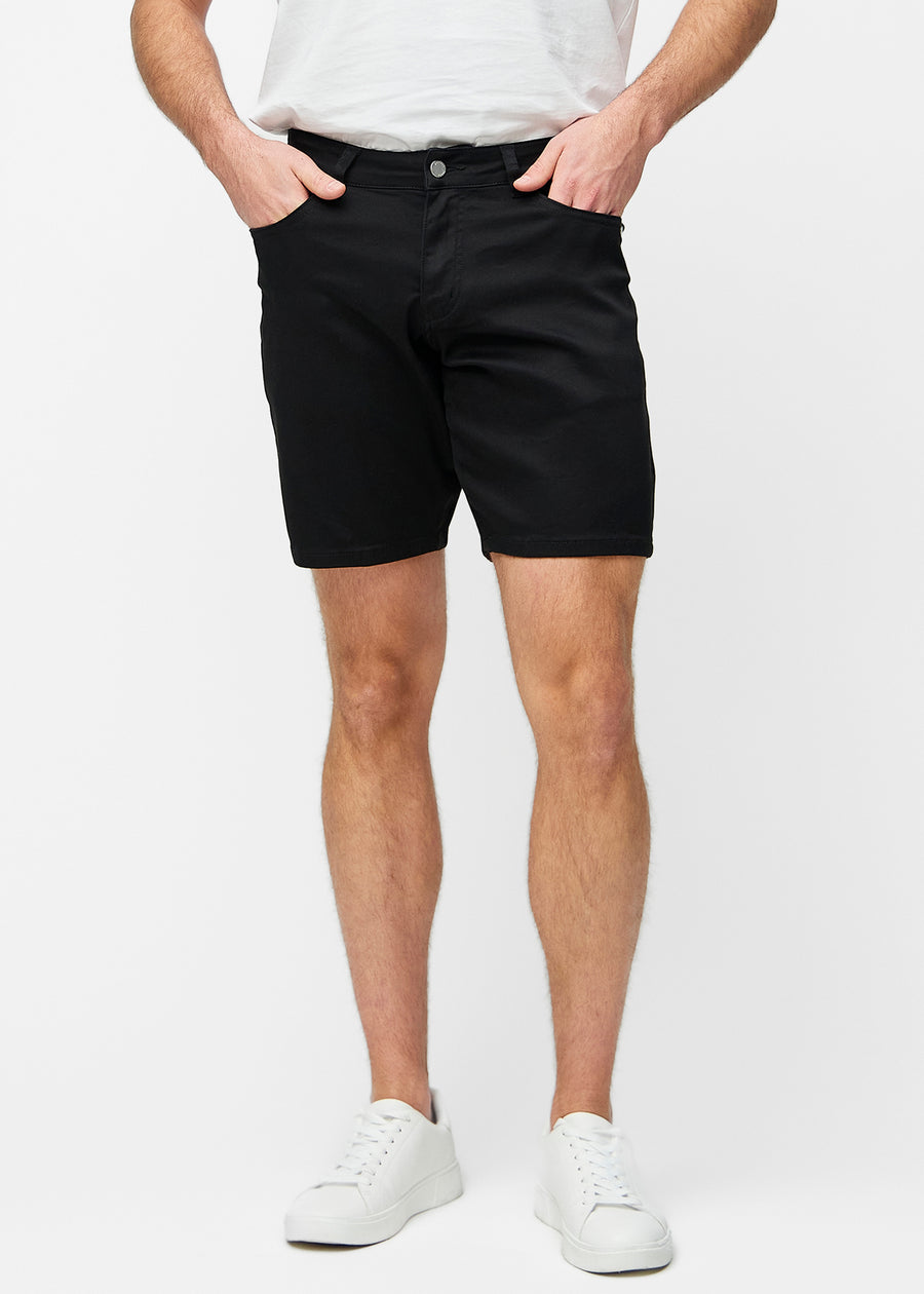 Sorte shorts til mænd i farven Ravens med regular pasform, der sidder naturligt ved hoften og giver luft omkring lårene, set forfra.