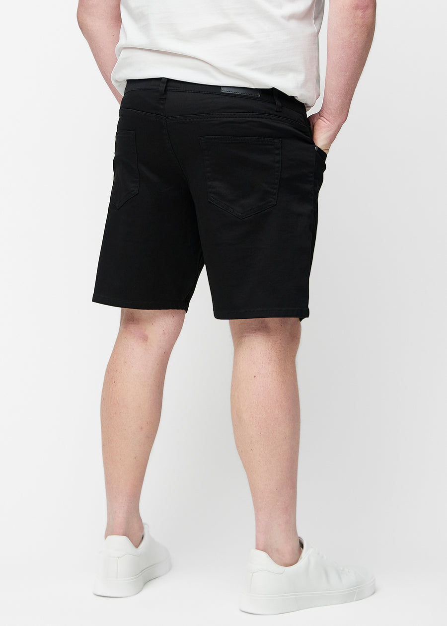 Sorte shorts til mænd i farven Ravens set bagfra på plus-size model.