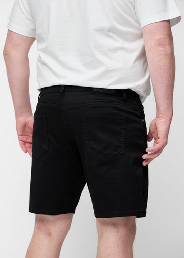 Sorte shorts til mænd i farven Ravens set bagfra tæt på på plus-size model.