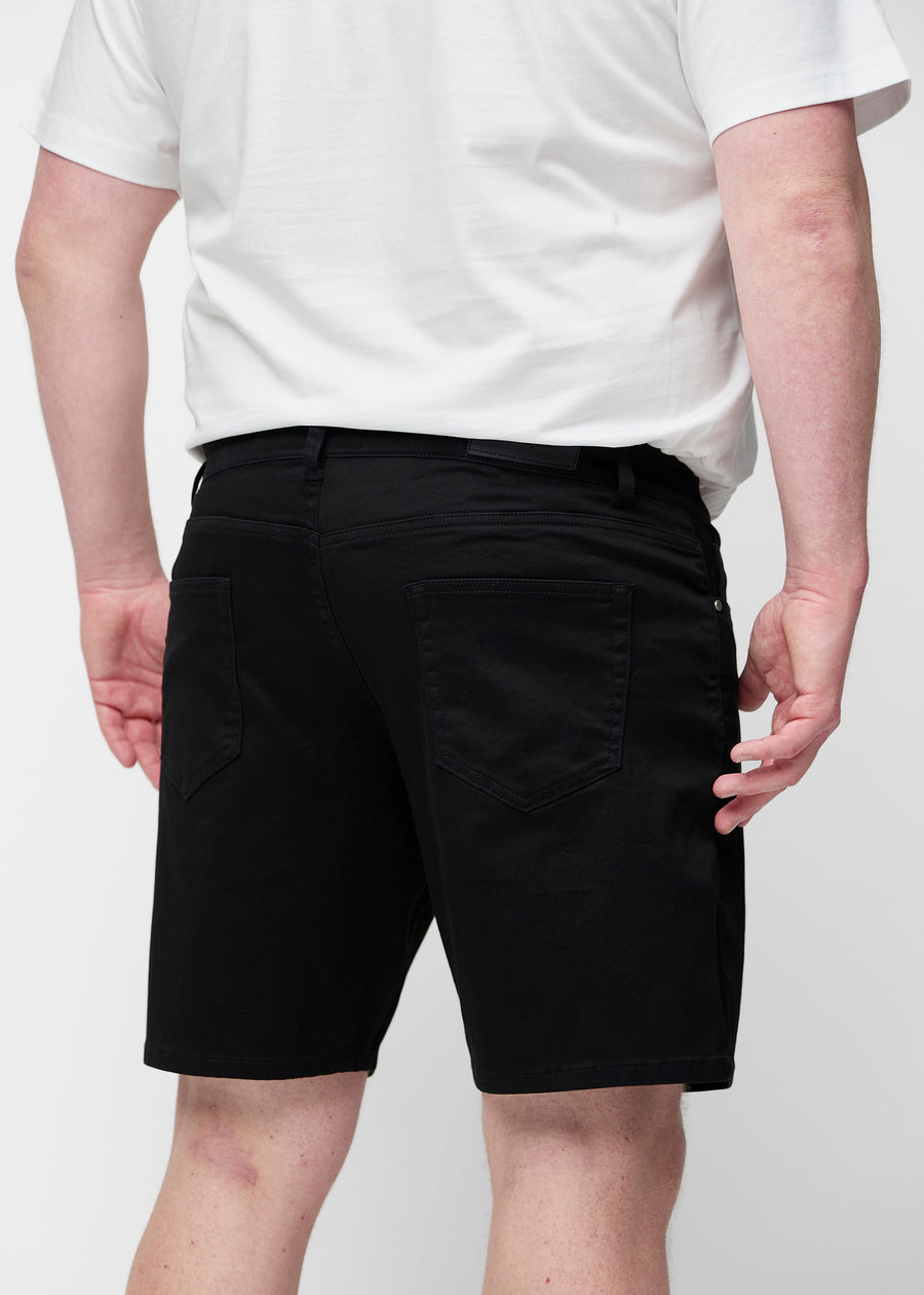 Sorte shorts til mænd i farven Ravens set bagfra tæt på på plus-size model.