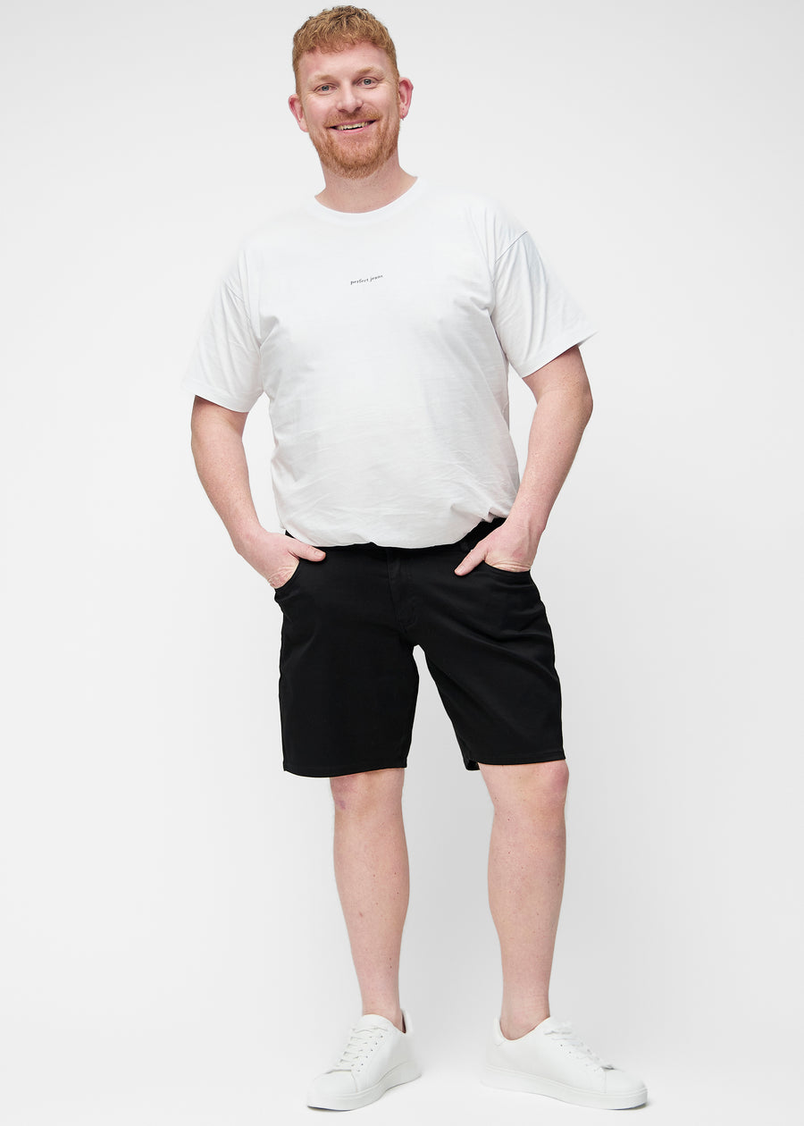 Fuldt billede af plus-size model i sorte shorts til mænd i farven Ravens med regular pasform.