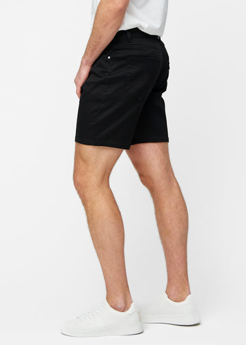 Sorte shorts til mænd i farven Ravens med regular pasform set fra siden på model.