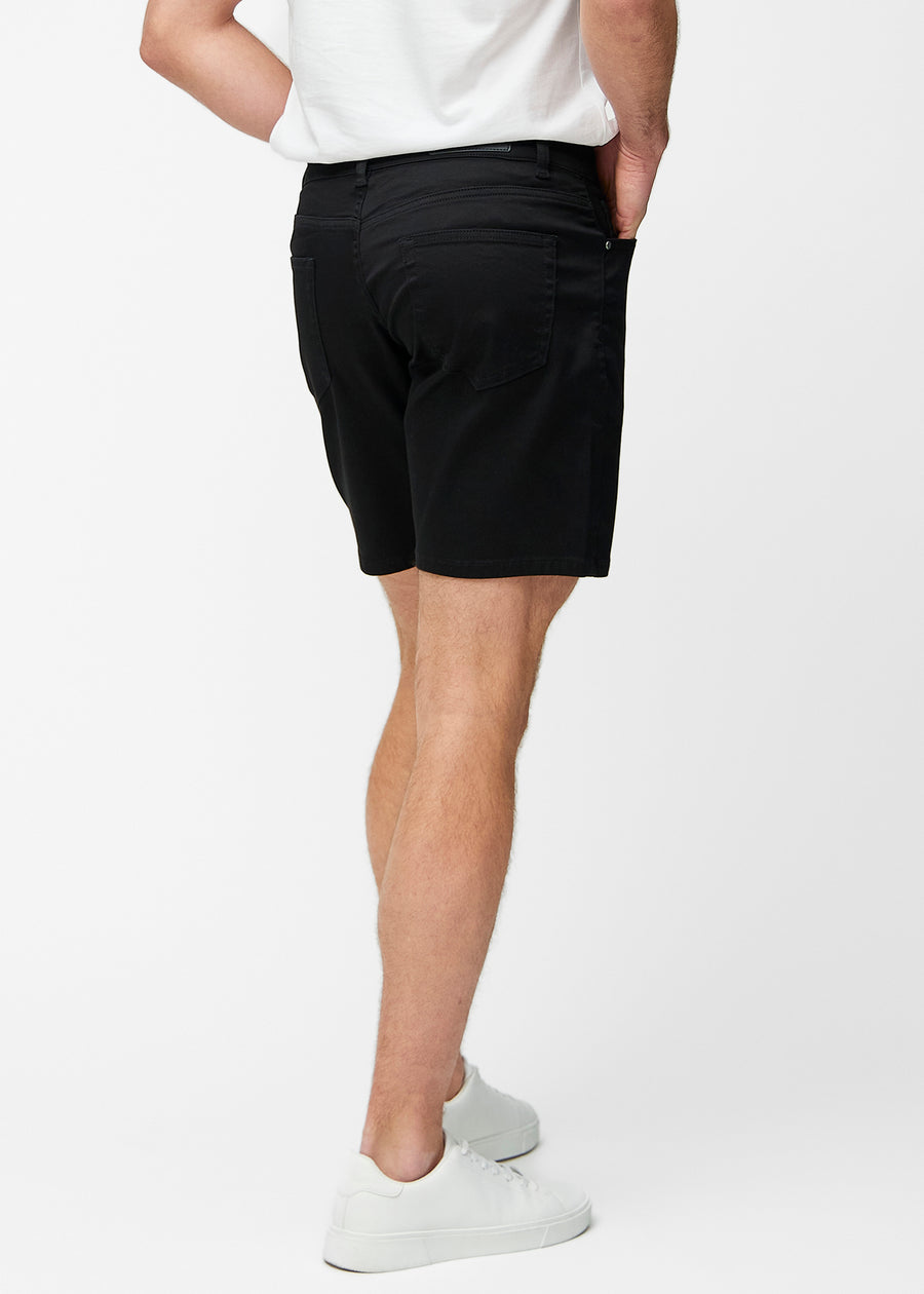 Sorte shorts til mænd i farven Ravens set bagfra, så længden til lige over knæet kan ses.