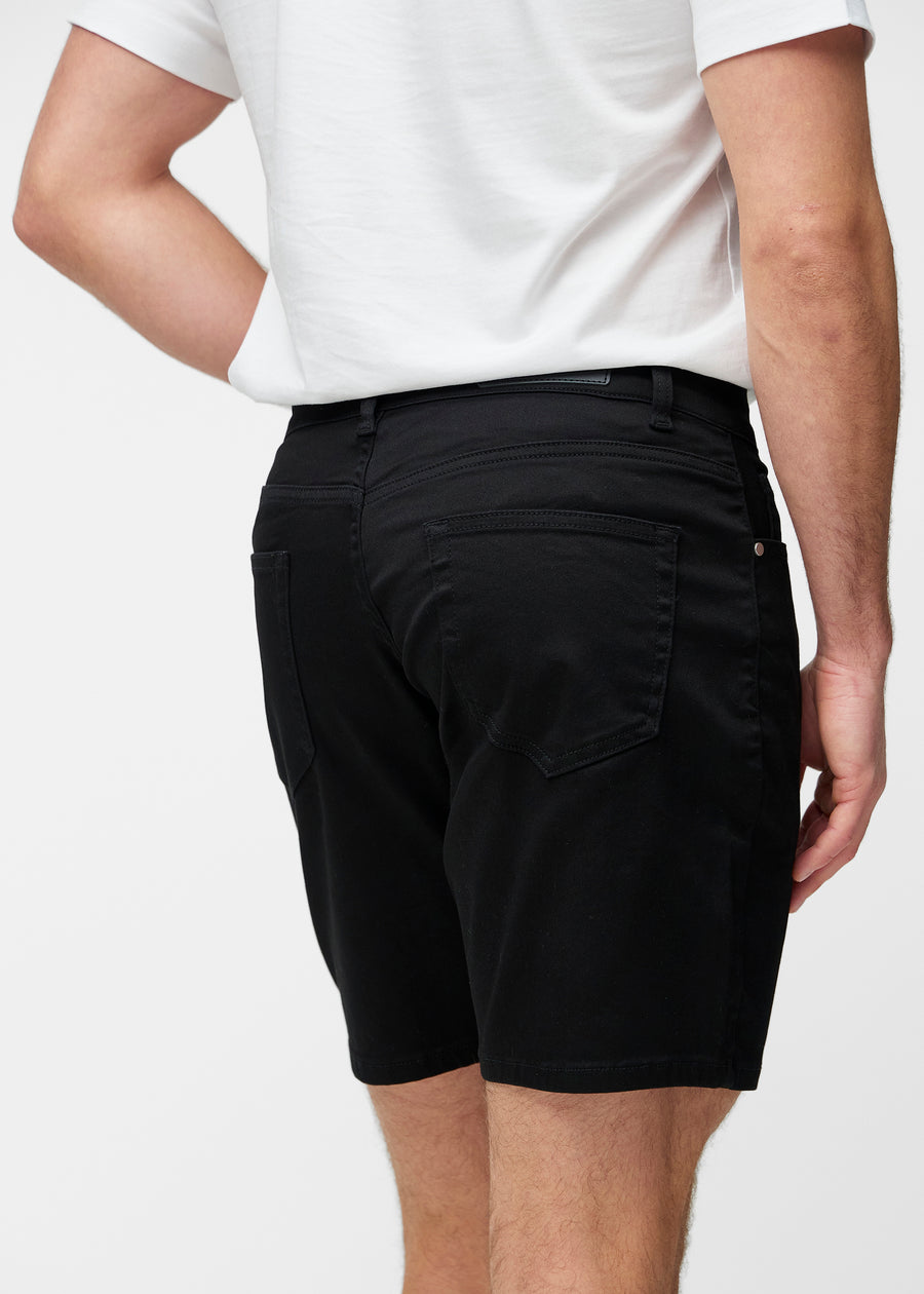Sorte shorts til mænd i farven Ravens set bagfra tæt på for at vise pasform og detaljer.