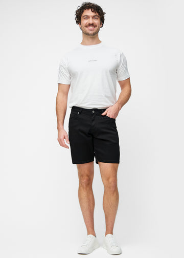 Fuldt billede af model i sorte shorts til mænd i farven Ravens med regular pasform.