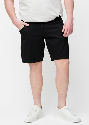 Sorte shorts til mænd i farven Ravens med regular pasform set forfra på plus-size model.