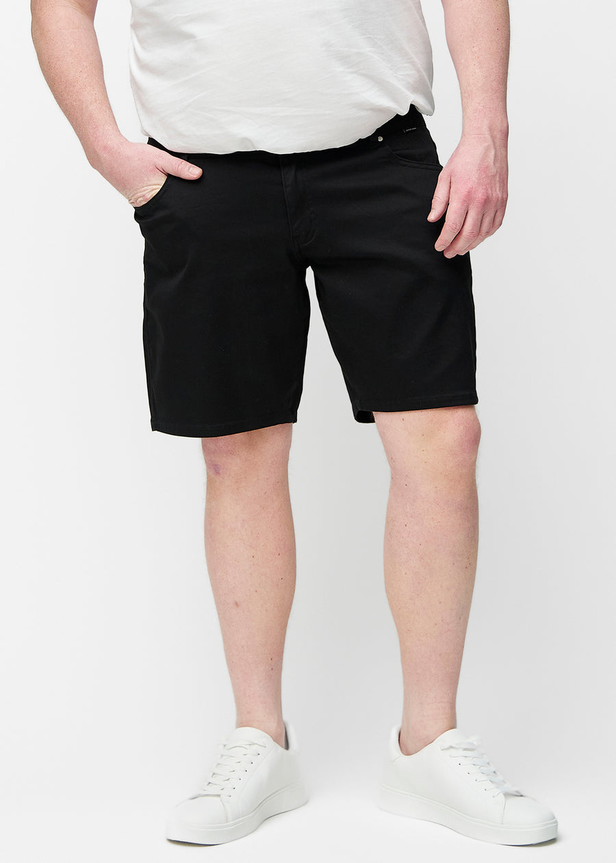 Sorte shorts til mænd i farven Ravens med regular pasform set forfra på plus-size model.