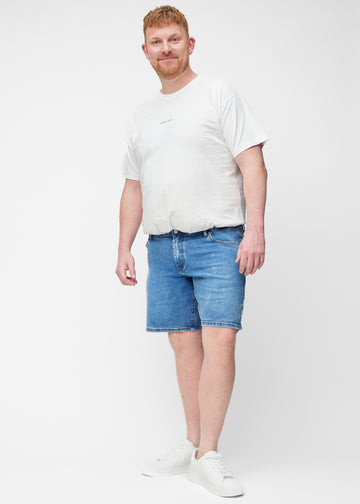 Fuldt billede af plus-size model i blå denim shorts til mænd i farven Rivers med regular pasform.