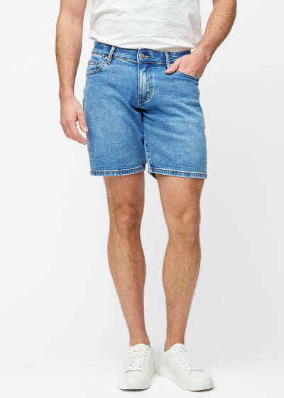 Blå denim shorts til mænd i farven Rivers med regular pasform, der sidder naturligt ved hoften og giver luft omkring lårene, set forfra.