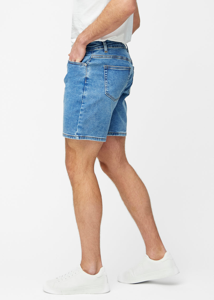 Blå denim shorts til mænd i farven Rivers med regular pasform set fra siden på model.