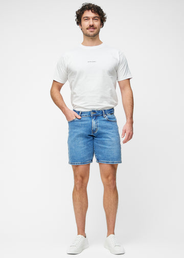 Fuldt billede af model i blå denim shorts til mænd i farven Rivers med regular pasform.