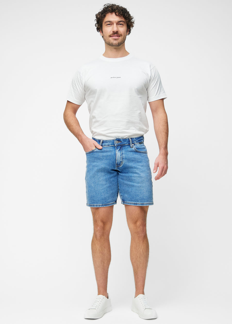 Fuldt billede af model i blå denim shorts til mænd i farven Rivers med regular pasform.