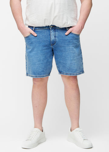 Blå denim shorts til mænd i farven Rivers med regular pasform set forfra på plus-size model, der sidder naturligt ved hoften og giver luft omkring lårene.