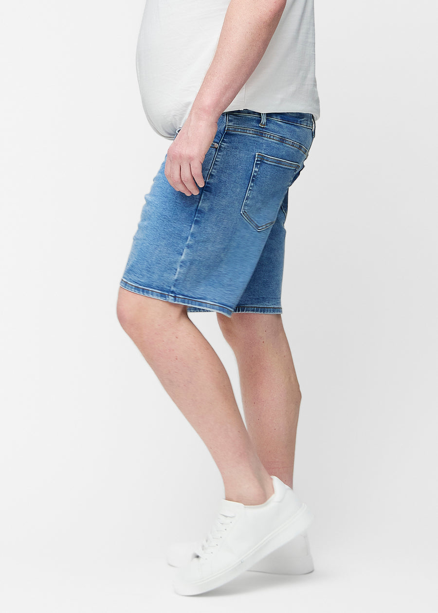 Blå denim shorts til mænd i farven Rivers med regular pasform set fra siden på plus-size model.
