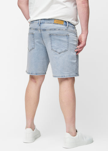 Lyseblå denim shorts til mænd i farven Waves set bagfra på plus-size model, så længden til lige over knæet kan ses.