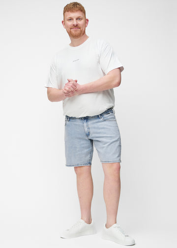 Fuldt billede af plus-size model i lyseblå denim shorts til mænd i farven Waves med regular pasform.
