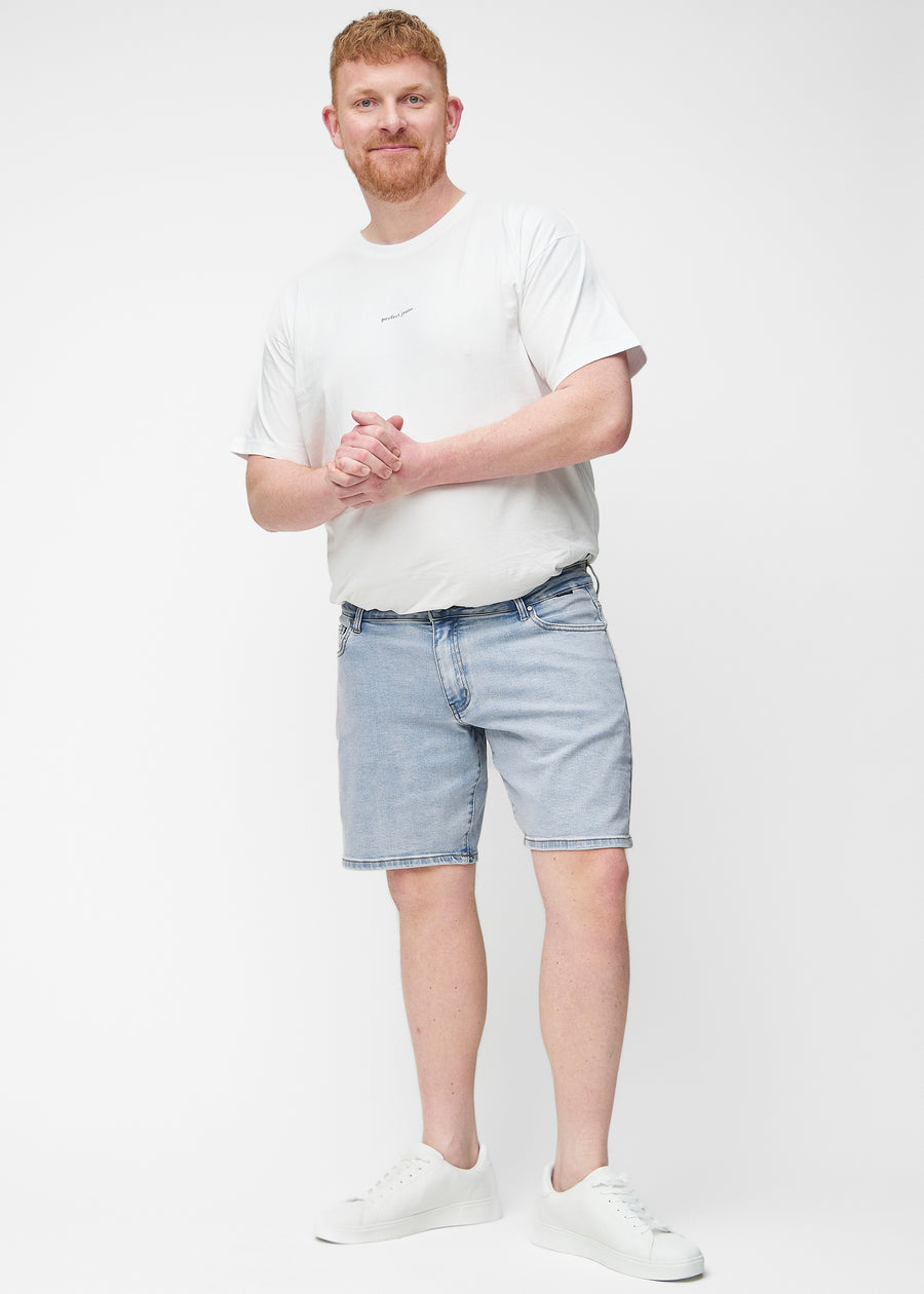 Fuldt billede af plus-size model i lyseblå denim shorts til mænd i farven Waves med regular pasform.