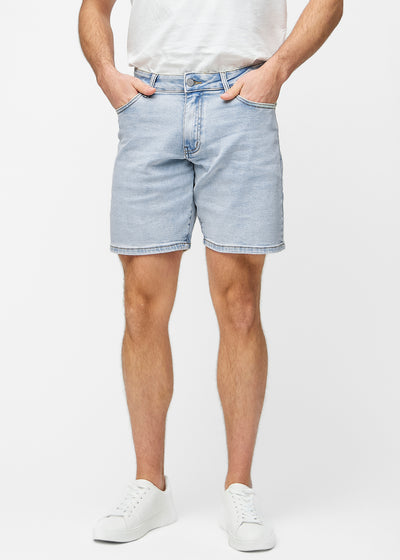 Lyseblå denim shorts til mænd i farven Waves med regular pasform, der sidder naturligt ved hoften og giver luft omkring lårene, set forfra.