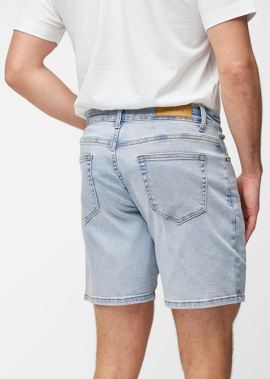 Lyseblå denim shorts til mænd i farven Waves set bagfra tæt på for at vise pasform og detaljer.
