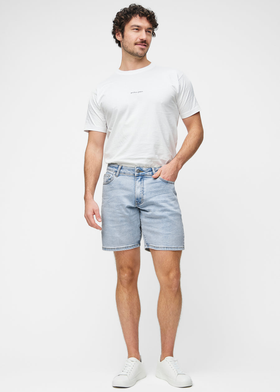 Fuldt billede af model i lyseblå denim shorts til mænd i farven Waves med regular pasform.