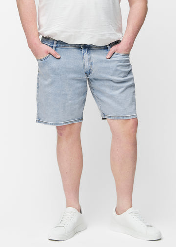 Lyseblå denim shorts til mænd i farven Waves med regular pasform set forfra på plus-size model, der sidder naturligt ved hoften og giver luft omkring lårene.
