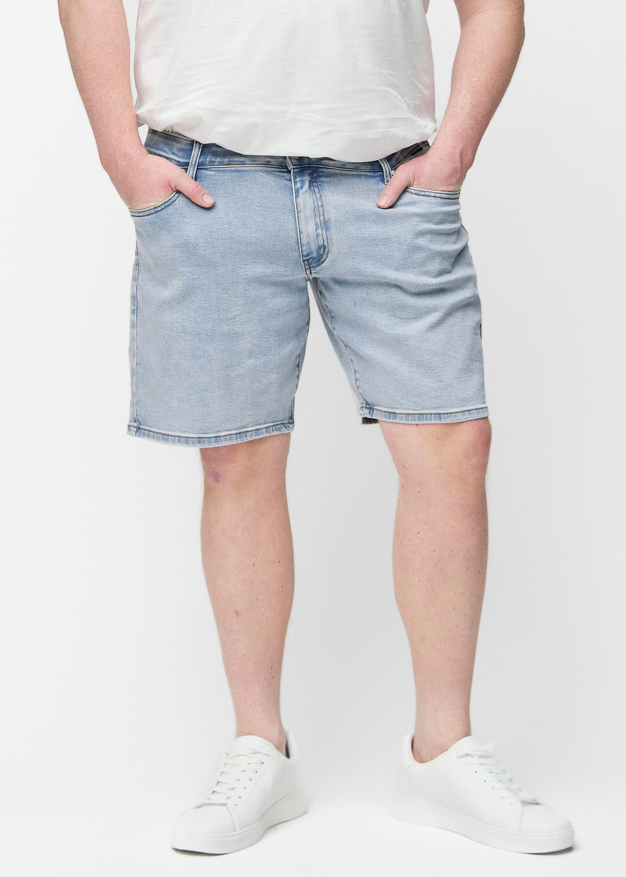 Lyseblå denim shorts til mænd i farven Waves med regular pasform set forfra på plus-size model, der sidder naturligt ved hoften og giver luft omkring lårene.