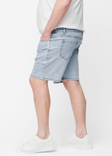 Lyseblå denim shorts til mænd i farven Waves med regular pasform set fra siden på plus-size model.