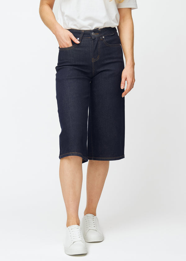 Dyb mørkeblå denim capris til kvinder i farven Midnights med loose pasform, der sidder til ved hoften og falder løst ned over lårene og benene, set forfra.