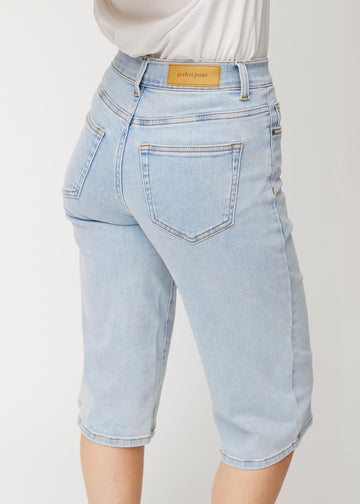 Løse, lyseblå denim capris i farven Waves set bagfra tæt på for at vise pasform og detaljer.