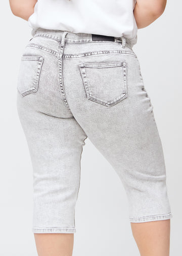 Lysegrå denim regular capris set bagfra tæt på en plus-size model for at vise detaljer.