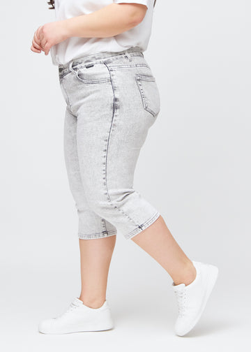 Lysegrå denim regular capris set fra siden på en plus-size model.