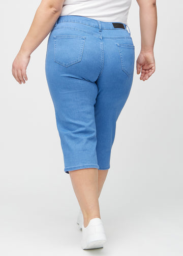 Blå regular capris set bagfra på en plus-size model, så man kan se hele produktet.