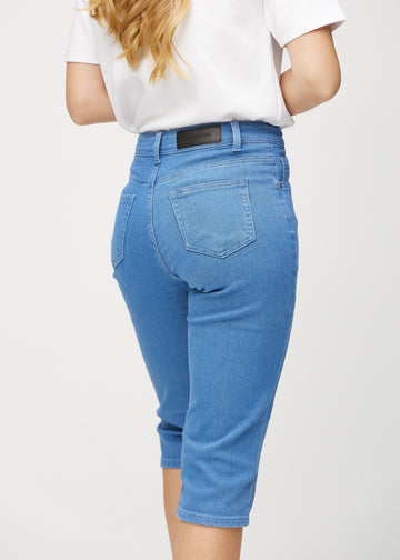 Blå regular capris set bagfra tæt på for at vise detaljer.