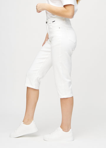 Hvide regular capris set fra siden på model.