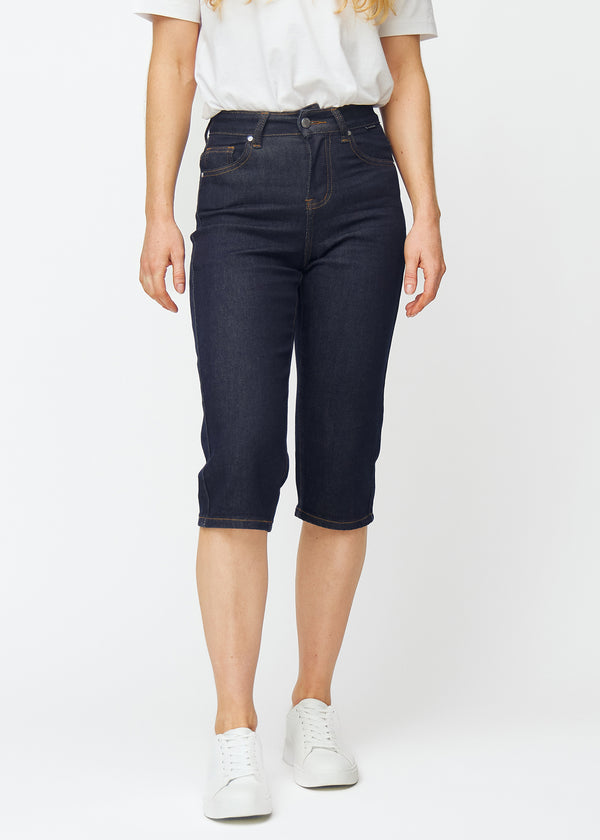 Dyb mørkeblå denim capris til kvinder i farven Midnights med regular pasform, der sidder til ved hoften og falder mere lige ned over benene, set forfra.