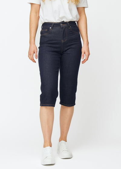 Dyb mørkeblå denim capris til kvinder i farven Midnights med regular pasform, der sidder til ved hoften og falder mere lige ned over benene, set forfra.