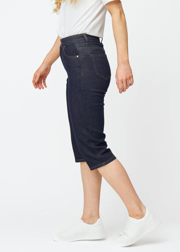 Dyb mørkeblå denim capris til kvinder i farven Midnights med regular pasform set fra siden på model.