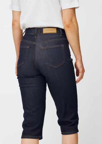 Dyb mørkeblå denim capris til kvinder i farven Midnights set bagfra tæt på for at vise pasform og detaljer.