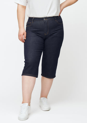 Dyb mørkeblå denim capris til kvinder i farven Midnights med regular pasform set forfra på plus-size model.