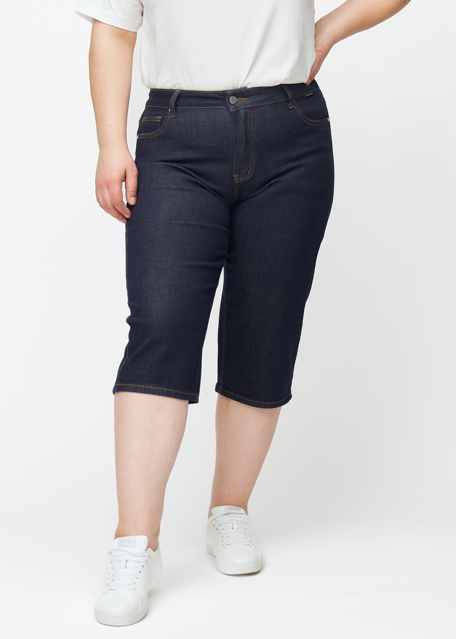 Dyb mørkeblå denim capris til kvinder i farven Midnights med regular pasform set forfra på plus-size model.