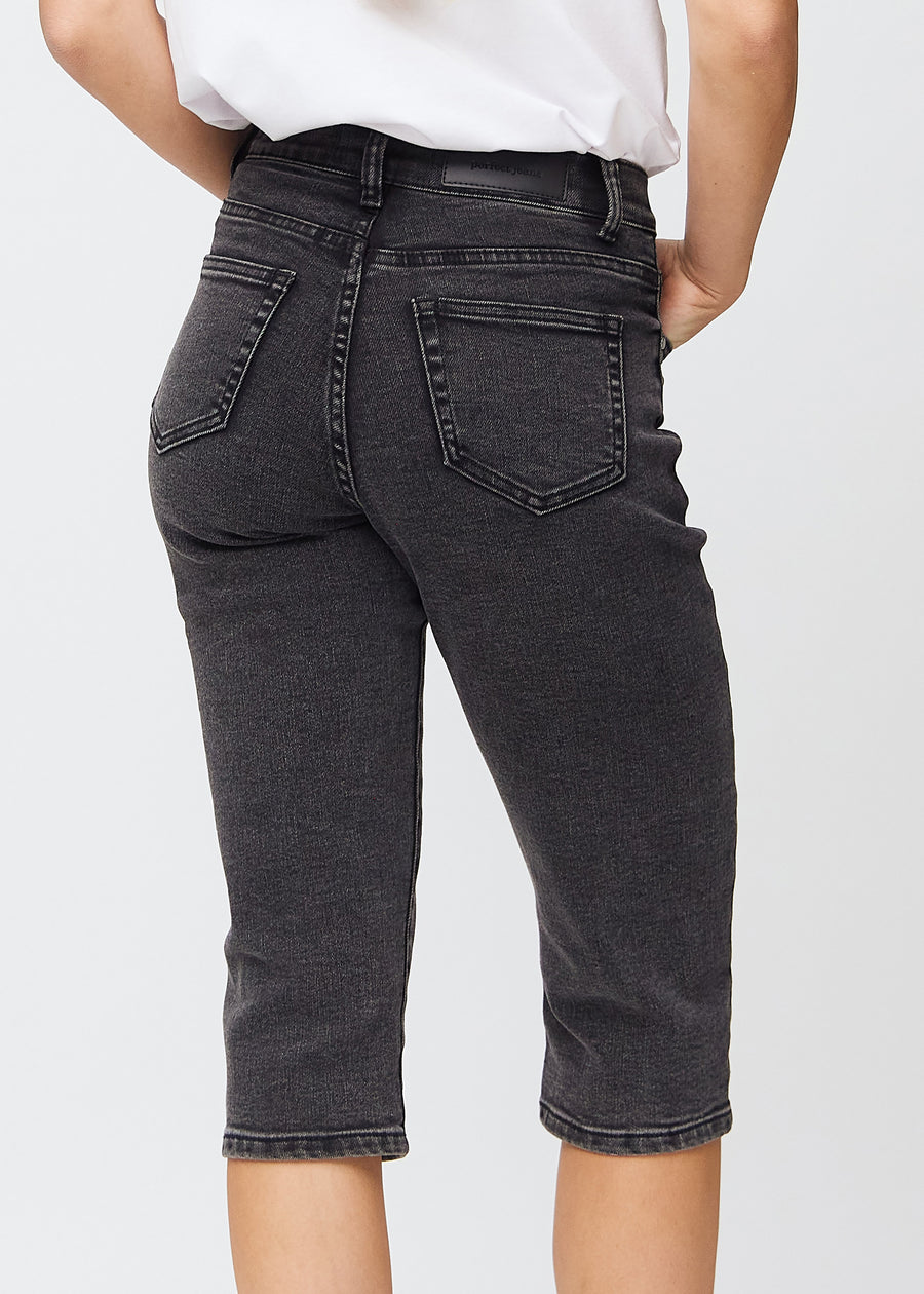Mørkegrå denim regular capris set bagfra tæt på for at vise detaljer.