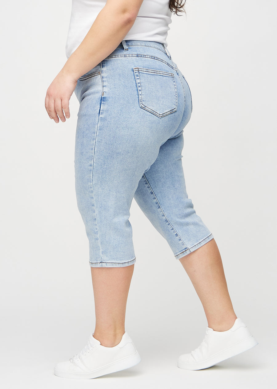 Lys denim regular capris set fra siden på en plus-size model.
