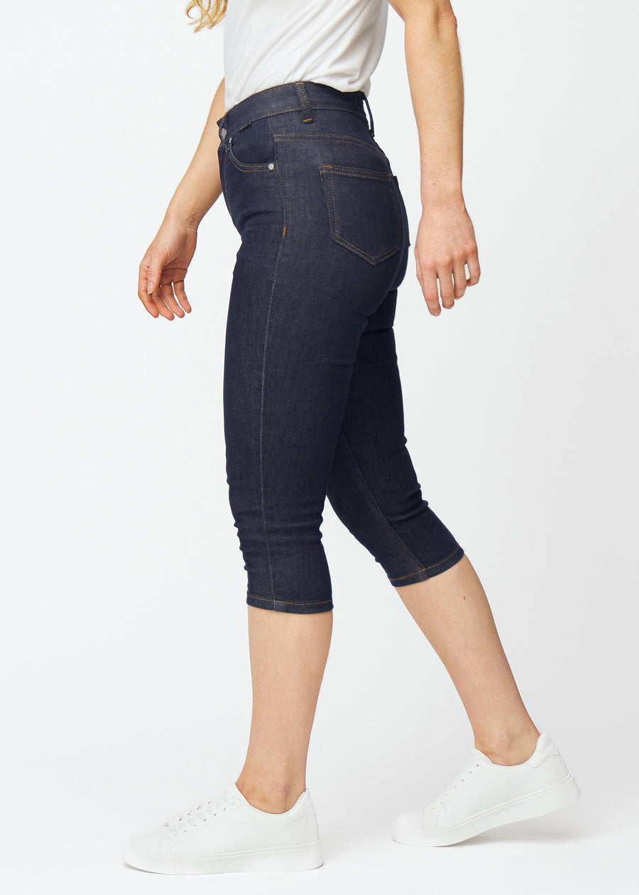 Dyb mørkeblå denim capris til kvinder i farven Midnights med skinny pasform set fra siden på model.