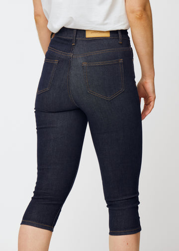 Dyb mørkeblå denim capris til kvinder i farven Midnights set bagfra tæt på for at vise pasform og detaljer.