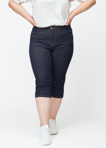Dyb mørkeblå denim capris til kvinder i farven Midnights med skinny pasform set forfra på plus-size model.