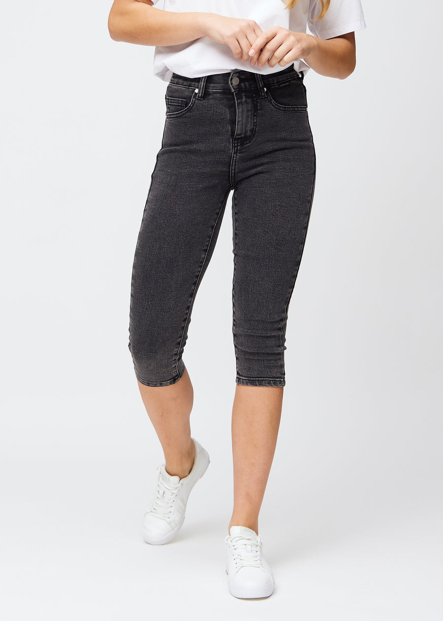 Mørkegrå denim skinny capris, modelnavn Shadows, som sidder tæt til benet og slutter lige under knæet, set forfra.