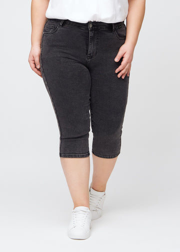 Kvinde iført mørkegrå Shadows denim capris i skinny fit fra Perfect Jeans.